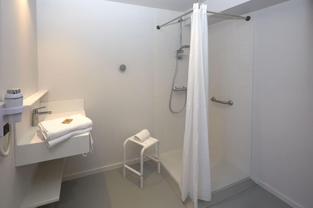 triple room | bathroom | free toiletries, hair dryer, towels