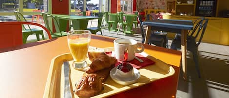 Petit déjeuner buffet (9.80 EUR par personne)