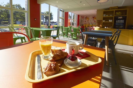 Desayuno buffet diario (EUR 9.80 por persona)