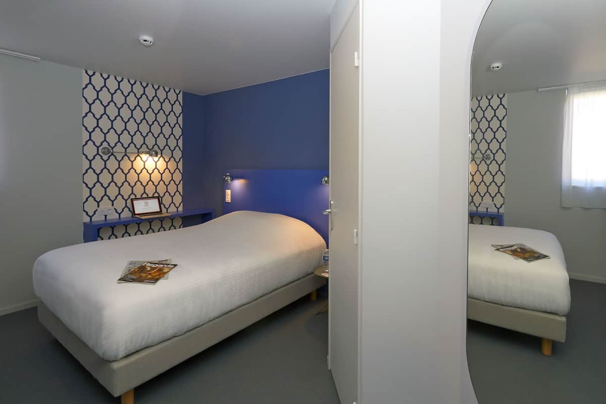 triple room | individually furnished, desk, blackout curtains, soundproofing