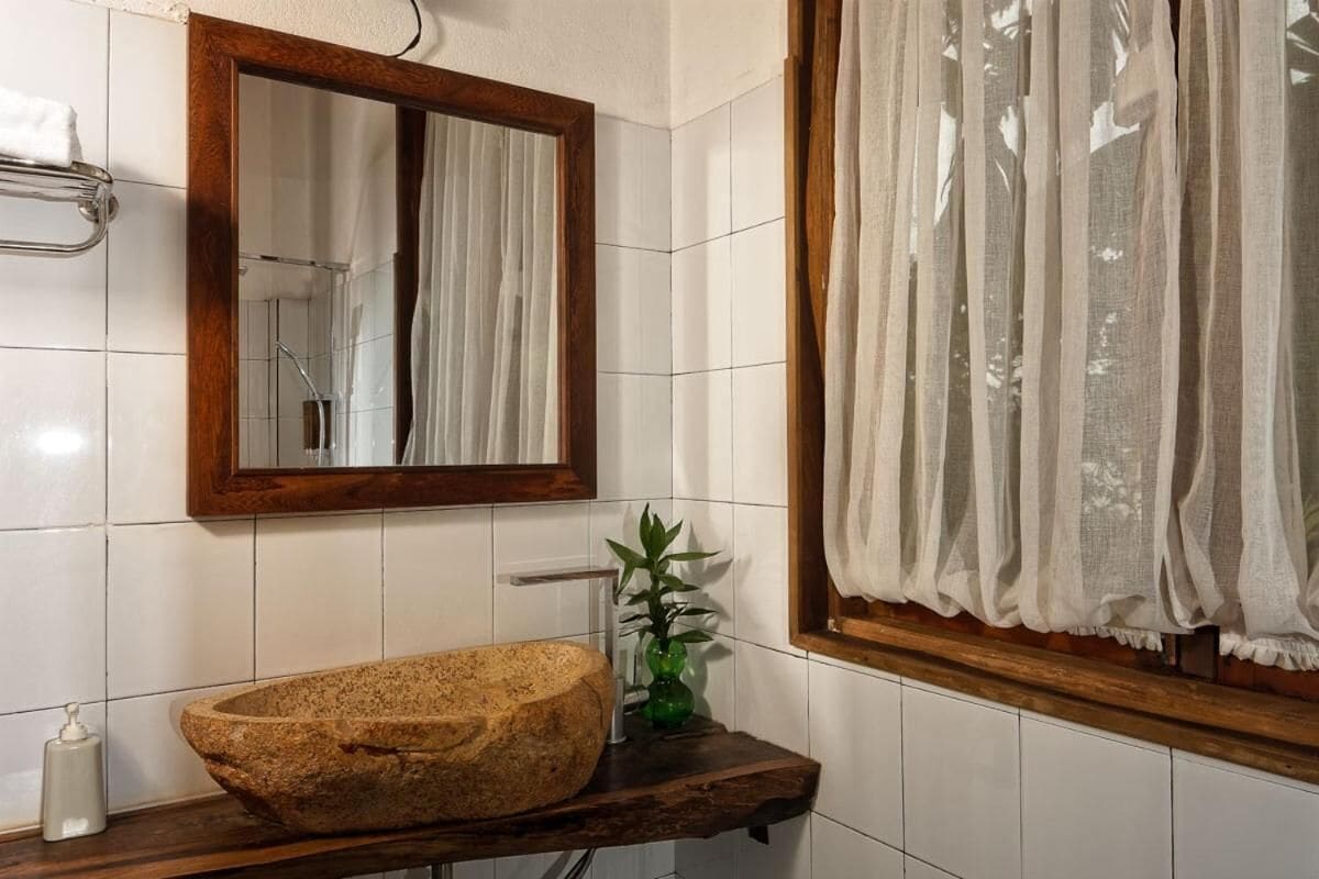 shower, free toiletries, hair dryer, slippers