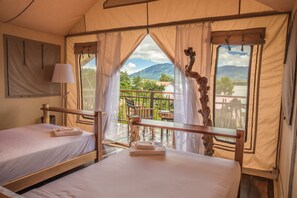 Tenda | Tirai kedap cahaya, tempat tidur lipat/tambahan, dan seprai linen