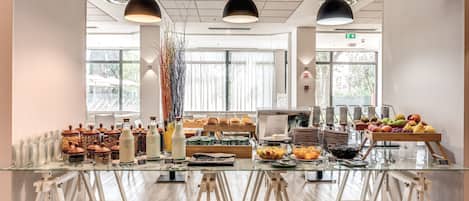 Tägliches Frühstücksbuffet (15 EUR pro Person)
