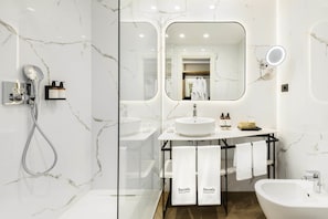Kostenlose Toilettenartikel, Haartrockner, Bidet, Handtücher
