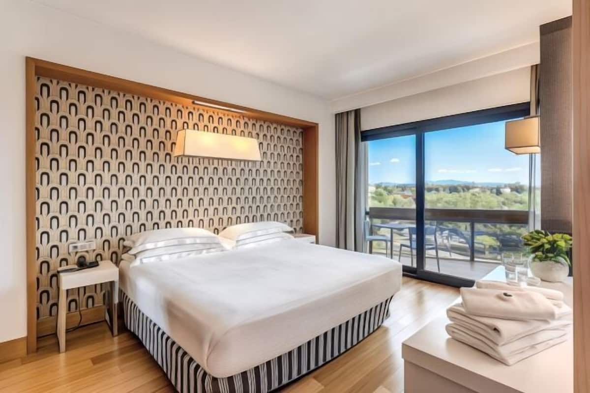Ropa de cama de alta calidad, minibar, caja fuerte y escritorio