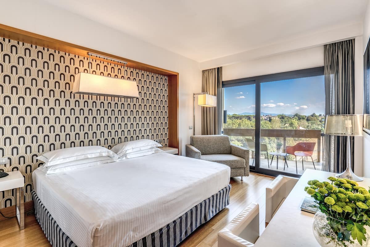 Ylelliset vuodevaatteet, minibaari, tallelokero huoneessa, työpöytä