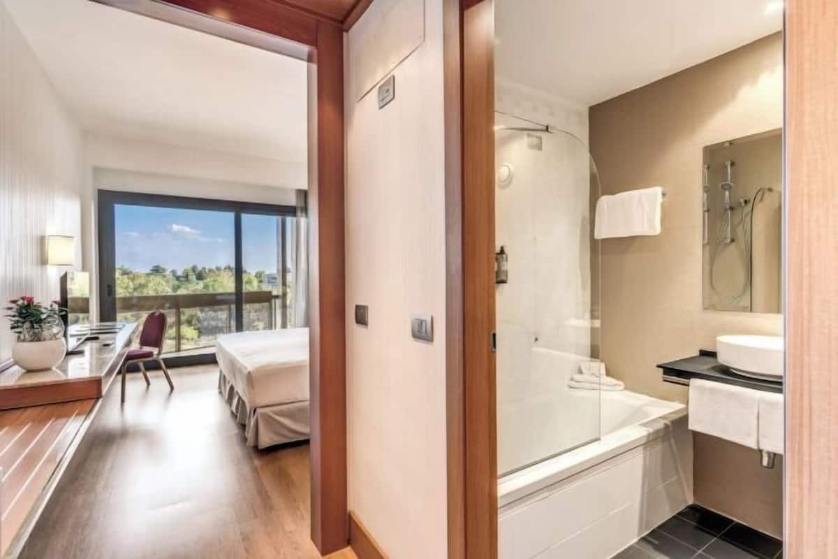 Ropa de cama de alta calidad, minibar, caja fuerte y escritorio