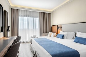 Seprai premium, minibar, brankas, dan meja kerja