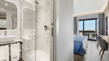 Set di cortesia gratuito, asciugacapelli, pantofole, bidet