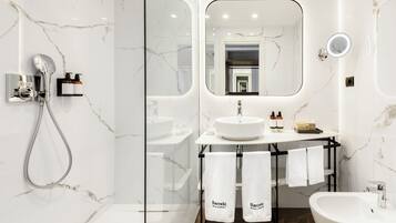 Set di cortesia gratuito, asciugacapelli, pantofole, bidet