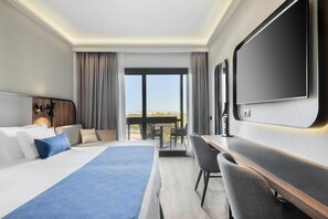 أغطية فراش متميزة وميني بار وخزنة داخل الغرفة ومكتب