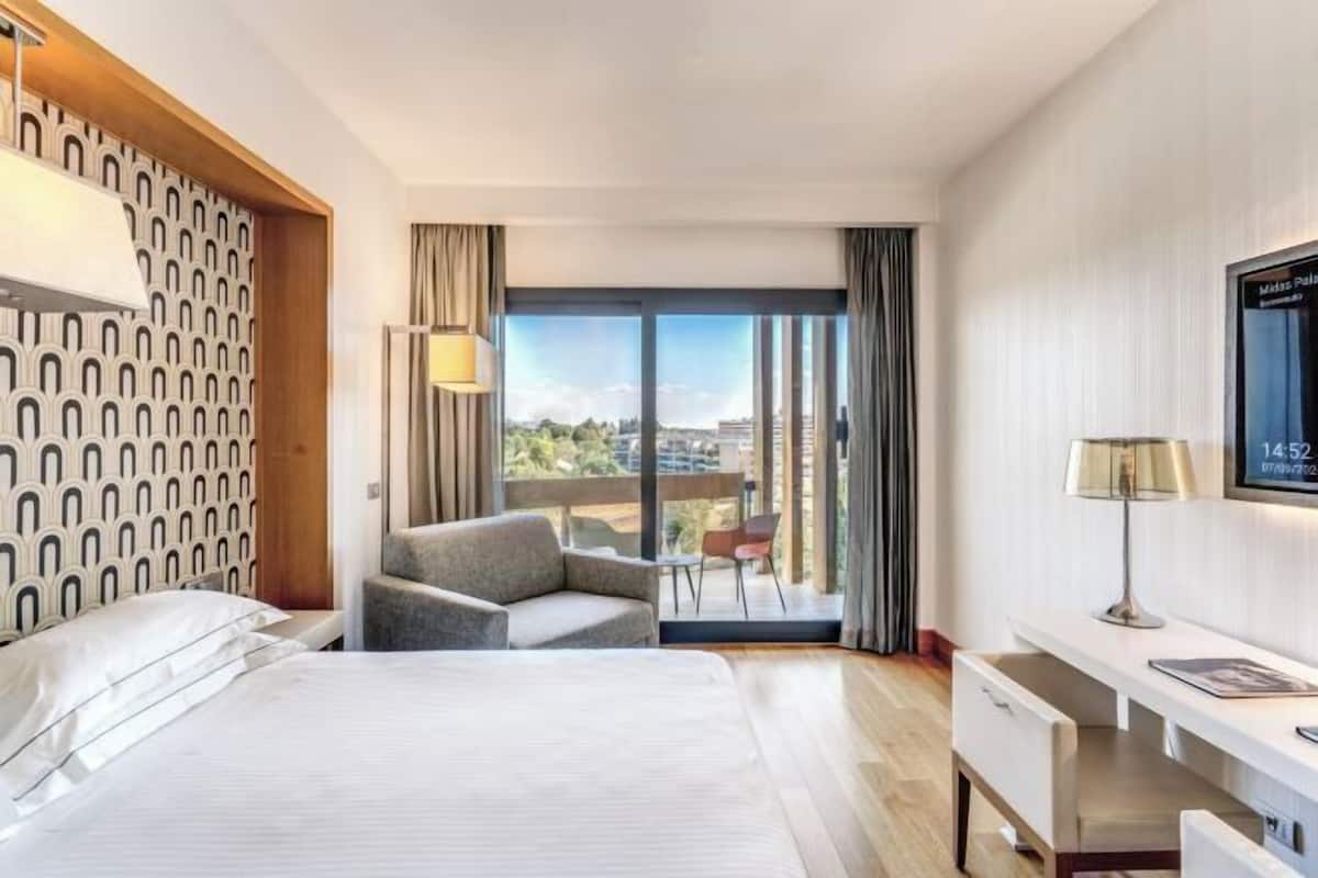 Ropa de cama de alta calidad, minibar, caja fuerte y escritorio