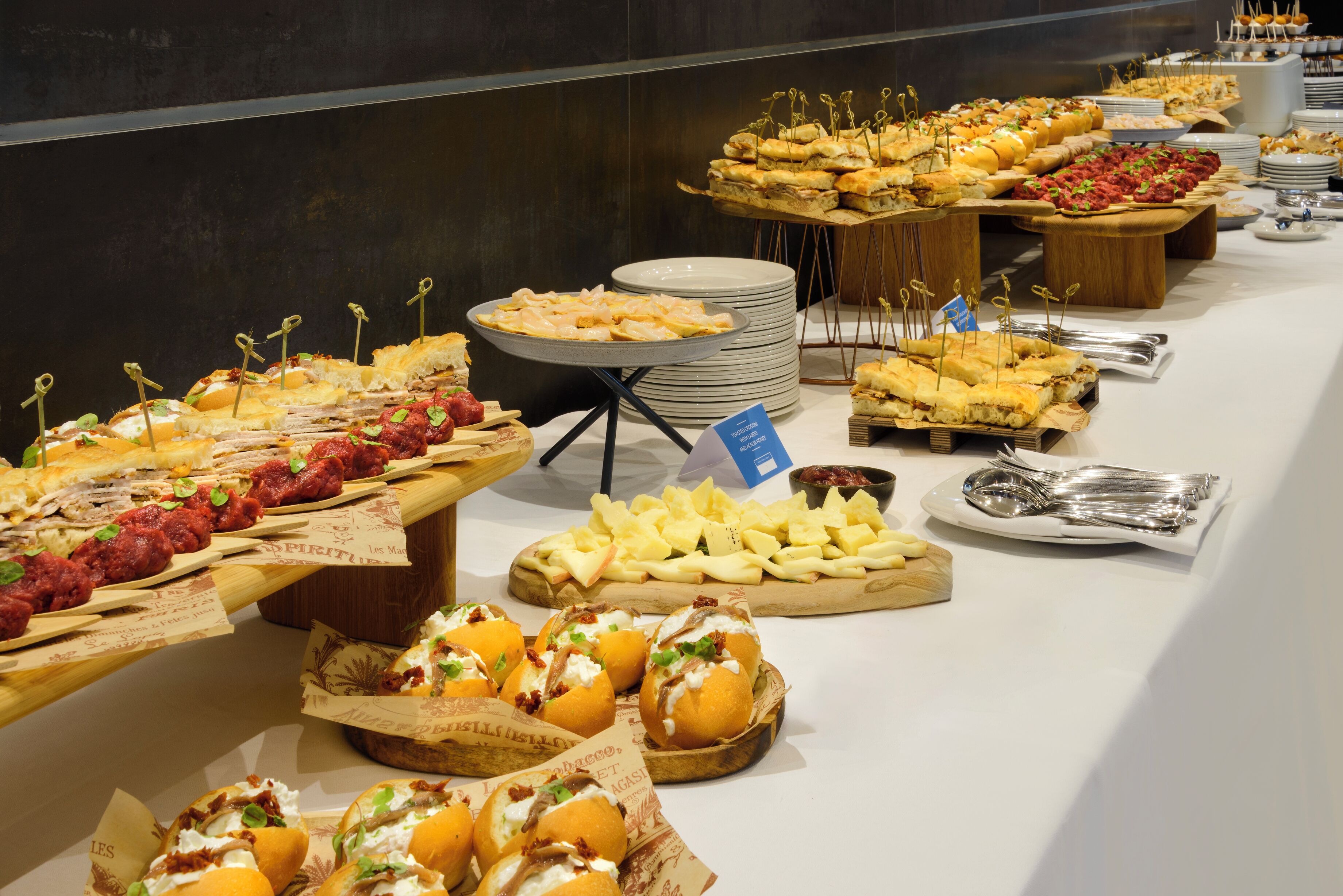 Un bufé con diversos alimentos y utensilios.