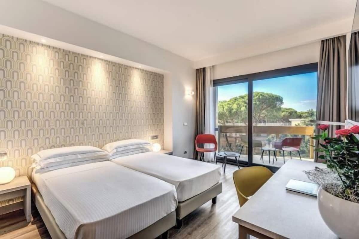 Ropa de cama de alta calidad, minibar, caja fuerte y escritorio