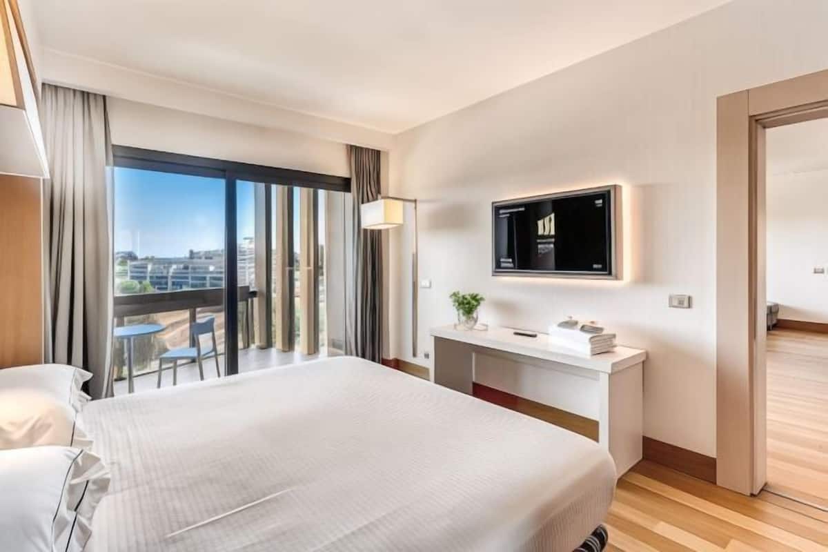 Ropa de cama de alta calidad, minibar, caja fuerte y escritorio