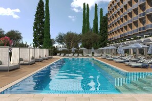 Seasonal outdoor pool, pool loungers - Barceló Roma (Rome)