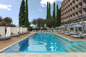 Piscine extérieure en saison, chaises longues
