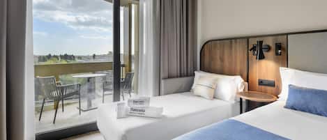 Habitación Deluxe (with Extra Bed) | Ropa de cama de alta calidad, minibar, caja fuerte y escritorio