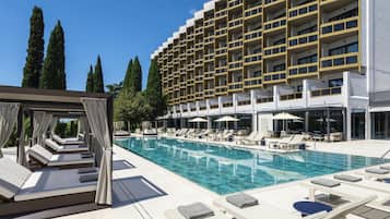 Piscine extérieure en saison, chaises longues