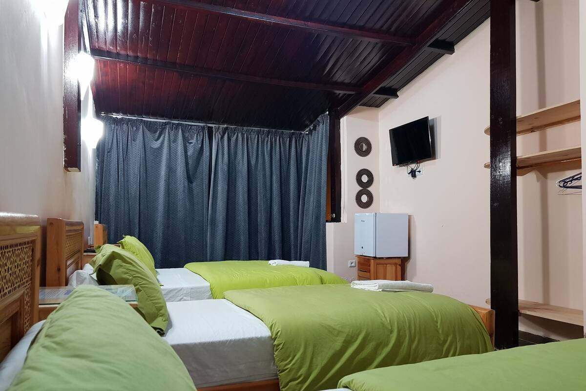 Habitación familiar, baño privado, vistas al mar | Ropa de cama de alta calidad y wifi gratis