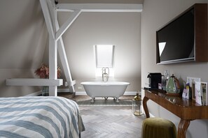 Extra Large Room with Bathtub | 浴室 | 环保洗浴用品、吹风机、毛巾