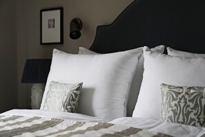 Ropa de cama de alta calidad y caja de seguridad en la habitación 