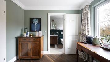 Small Room | Literie de qualité supérieure, coffres-forts dans les chambres