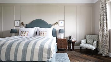 Large Room | SÀngtillbehör av högsta kvalitet och vÀrdeförvaringsskÄp pÄ rummet