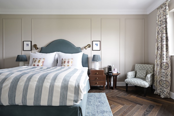 Premium bedding, in-room safe, individually decorated