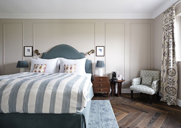 Ropa de cama de alta calidad y caja de seguridad en la habitación 