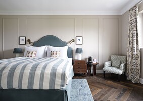 Large Room | 高档床上用品、客房内保险箱、特色装修、熨斗/熨板