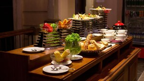 Un buffet proposant une variété de plats et de boissons.