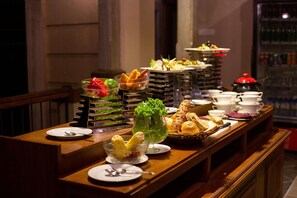 Breakfast, lunch, dinner served; local and international cuisine 