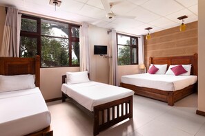 Desk, soundproofing, iron/ironing board, rollaway beds - Piumara Residence (Kandy)