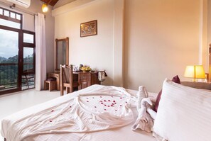 Desk, soundproofing, iron/ironing board, rollaway beds - Piumara Residence (Kandy)