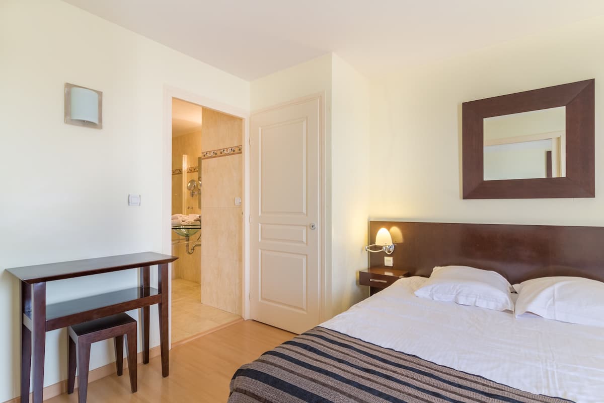In-room safe, desk, soundproofing, iron/ironing board
