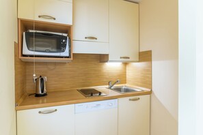 Kylskåp, mikrovågsugn, spishäll och diskmaskin