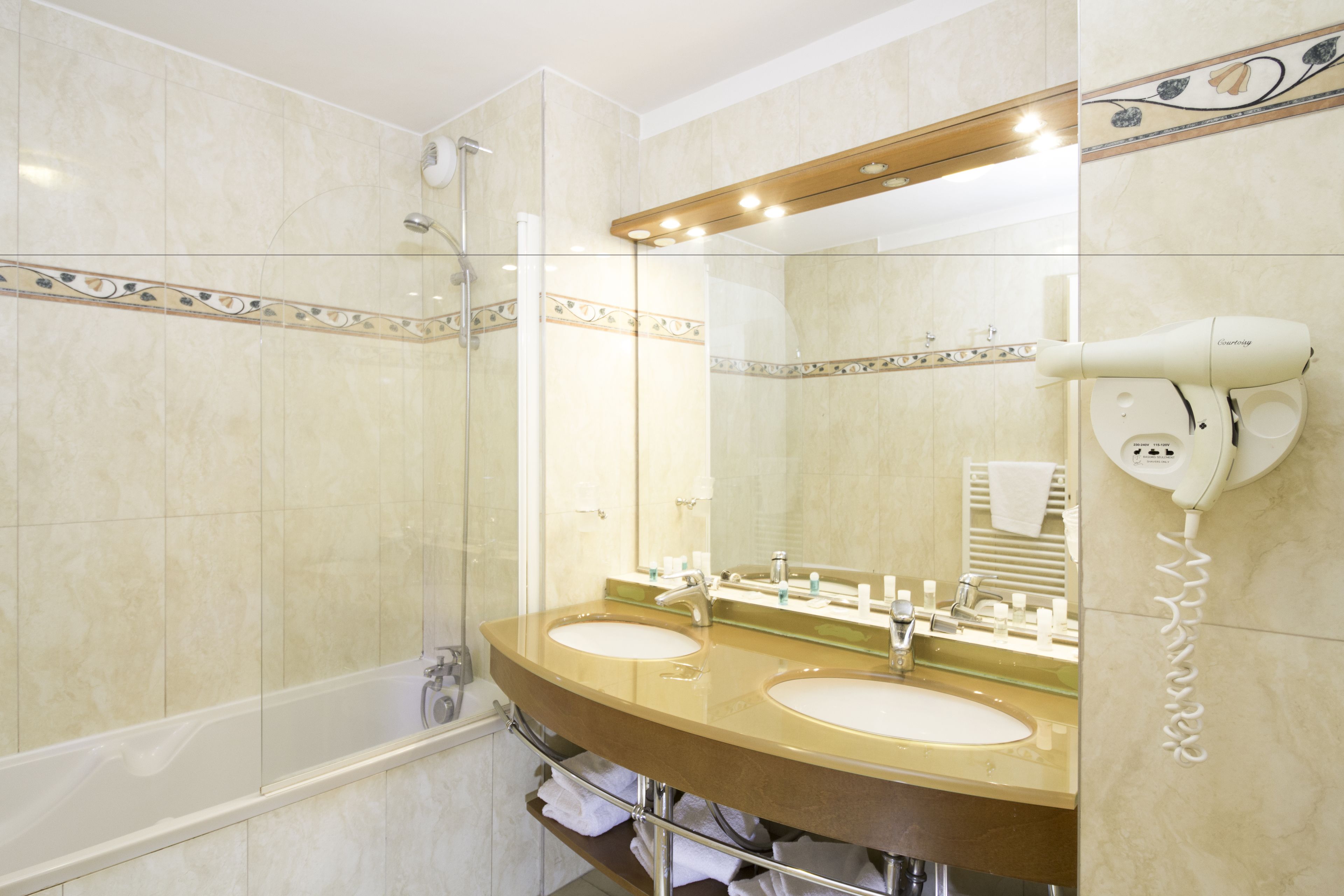Đồ dùng nhà tắm miễn phí, khăn tắm 