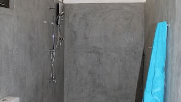 Shower, free toiletries, towels