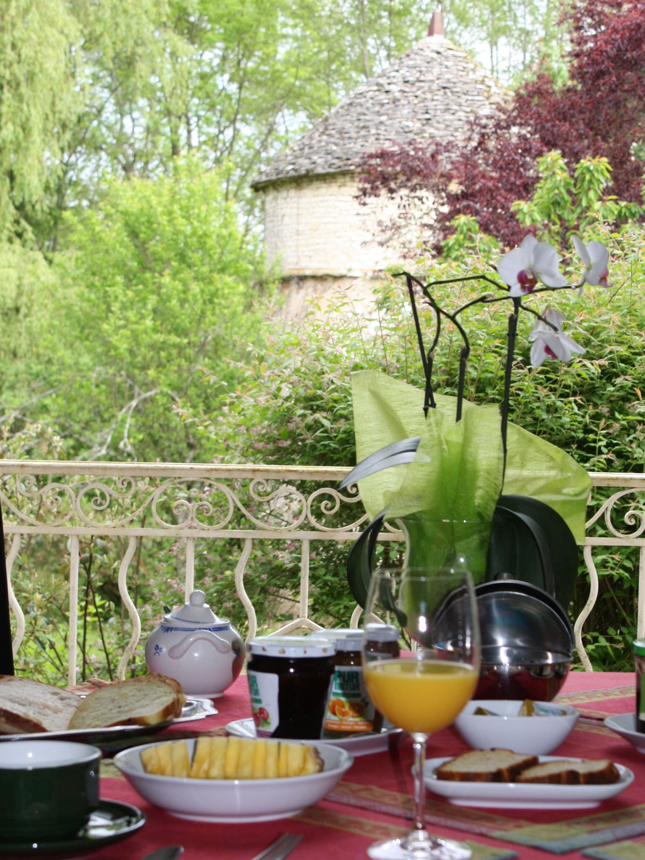 Daily continental breakfast (EUR 5 per person)