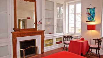 Double Room | Individually decorated, individually furnished, cots/infant beds