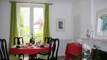 Sarapan ala kontinental setiap hari (EUR 5 per orang)