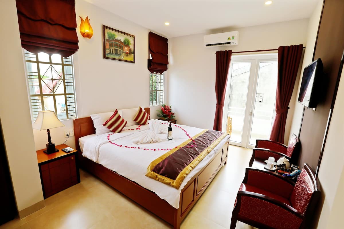 Minibar, desk, blackout curtains, free WiFi