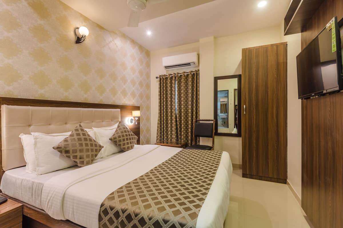 Premium bedding, in-room safe, desk, soundproofing