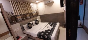 Free WiFi, bed sheets - KF Residency (Mumbai)