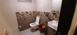 Ducha, artículos de higiene personal gratuitos, toallas y jabón