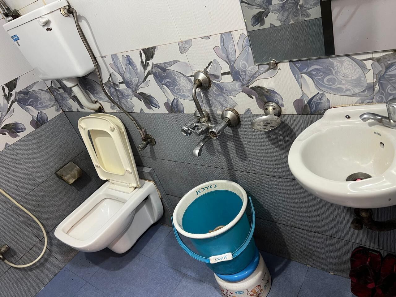 A bathroom with a toilet, bidet, and sink.