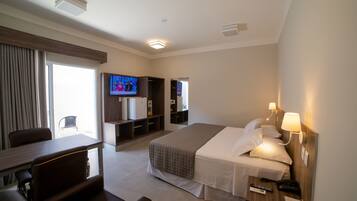 Escrivaninha, espaço de trabalho para notebook, cortinas blackout