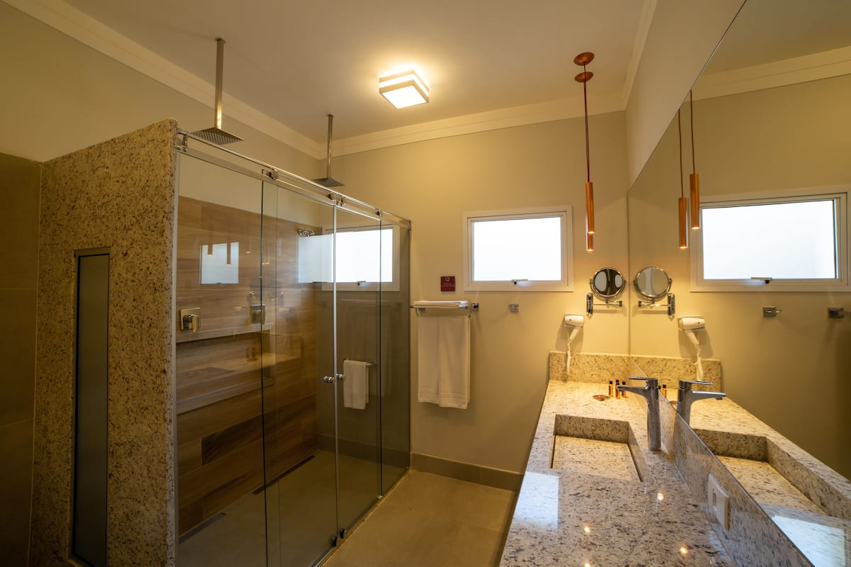 Deluxe tweepersoonskamer | Badkamer | Gratis toiletartikelen, handdoeken
