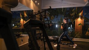 A gym with exercise equipment, a treadmill, and a person walking. - Portal Hotel Mogi Mirim (Mogi-Mirim)